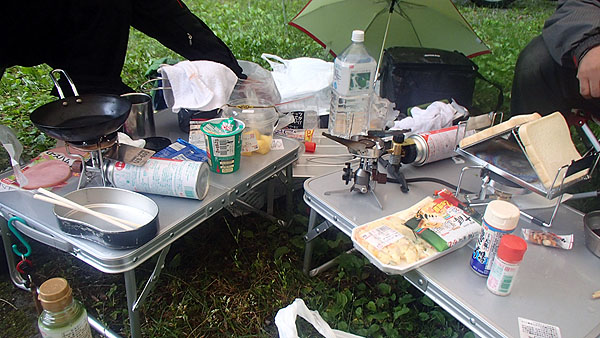 キャンプ場で朝食